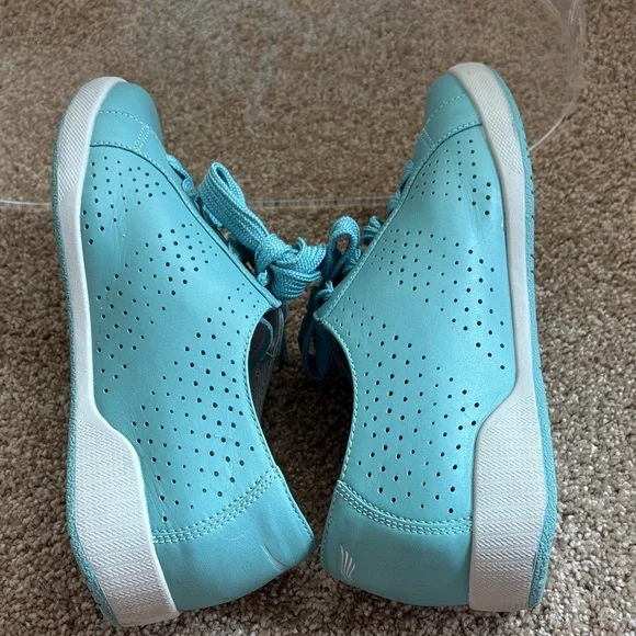 Dansko Orli Perforated Women’s Leather Sneakers Aqua Blue  Sz: 40 EU;  EUC - Picture 2 of 9